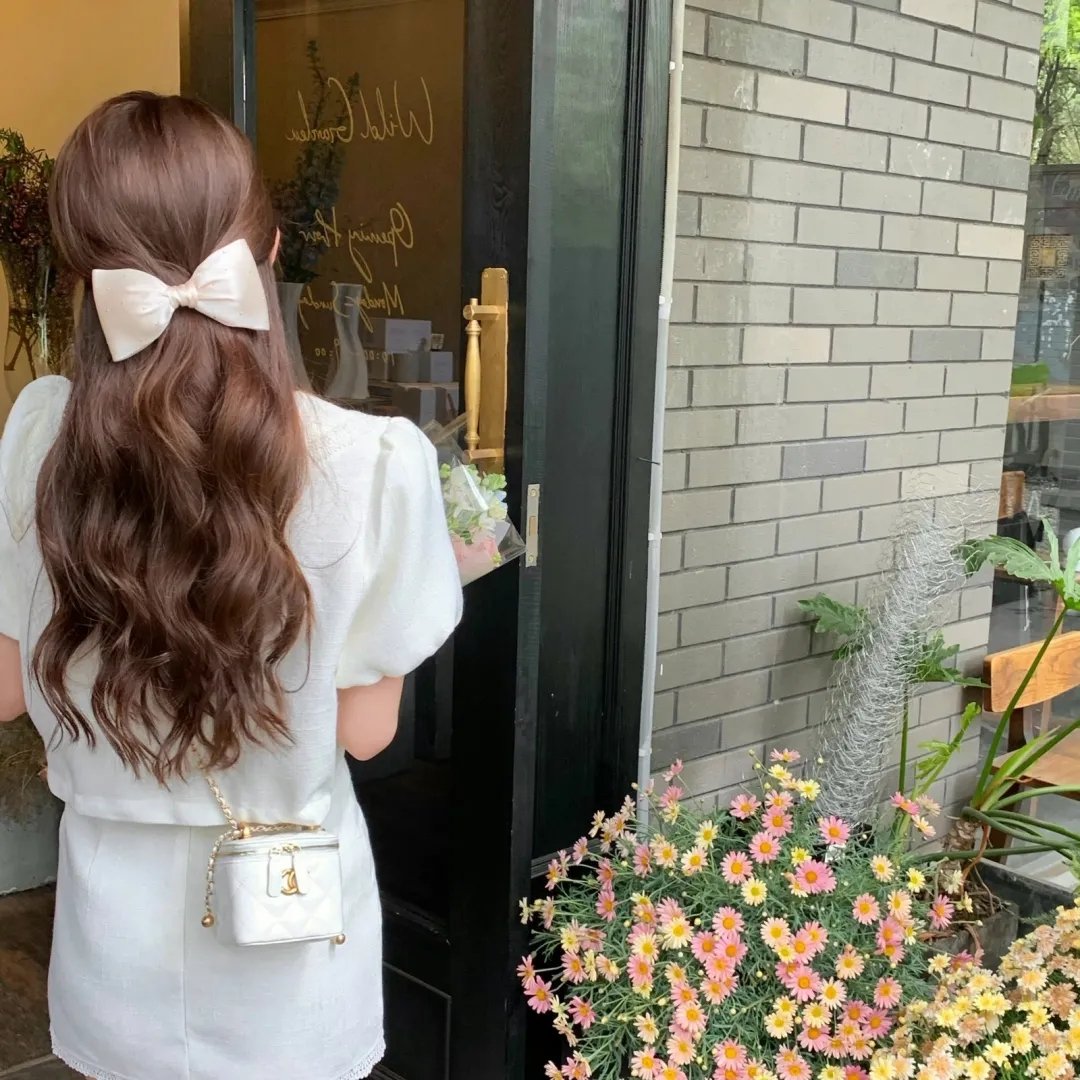 虽然是公会的前台小姐，因为讨厌加班，所以打算自己讨伐boss